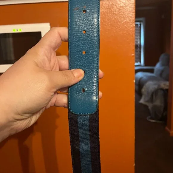 Pre-owned Authentic Gucci Blue Leather Belt - Size 16